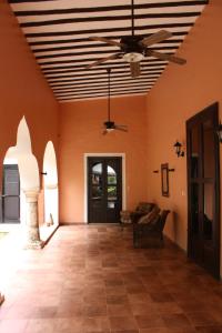 a living room with orange walls and a ceiling at Hacienda San Jose Poniente in Hoctún