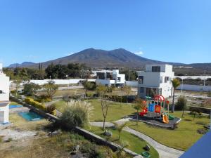 widok na park z placem zabaw w obiekcie Hermosa Casa en Orilla del lago -Zona de villedos- w mieście San Cristóbal Zapotitlán
