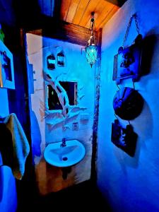 baño con lavabo y luz azul en Kasaguadua - RESERVA NATURAL, en Salento
