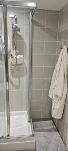 La salle de bains est pourvue d'une douche et d'un lavabo. dans l'établissement Cross River, à Durham