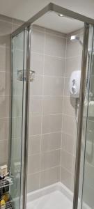 La salle de bains est pourvue d'une douche avec une porte en verre. dans l'établissement Cross River, à Durham