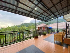 A balcony or terrace at Vila Bumi Rama puncak cisarua