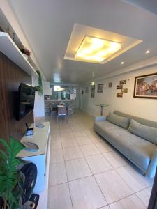 - un salon avec un canapé et une télévision dans l'établissement Ap no Beach Place Resort, à Aquiraz