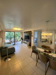 Ap no Beach Place Resort في أكويراز: غرفة معيشة مع طاولة وأريكة