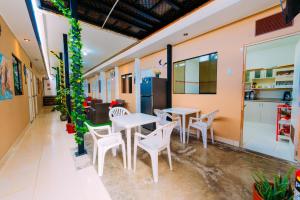 a room with tables and chairs in a building at Hospedaje Mary in Paracas