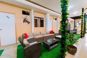 a living room with a couch and a table at Hospedaje Mary in Paracas