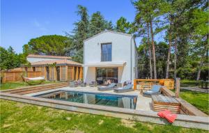 une maison avec une piscine dans une cour dans l'établissement Beautiful Home In Vagnas With Outdoor Swimming Pool, à Vagnas
