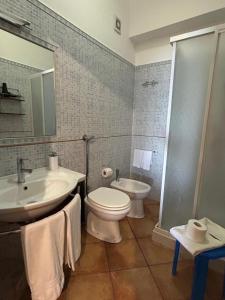 y baño con lavabo, aseo y ducha. en Dormo Da Lia Borgo San Nicola, en Mandra Capreria