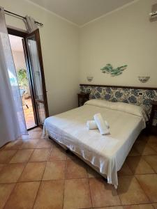 1 dormitorio con 1 cama con 2 toallas en Dormo Da Lia Borgo San Nicola, en Mandra Capreria