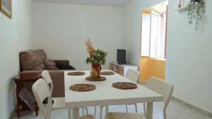 sala de estar con mesa blanca y sillas en Casa Lore Casa para 5 en Lariño, en Lariño