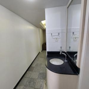 ein Bad mit einem WC und einem Waschbecken in der Unterkunft Lindo Apt em Boa Viagem in Recife