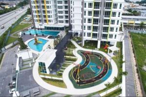 D' Festivo Condominium Residences في ايبوه: اطلالة جوية على مبنى مع حديقة مائية