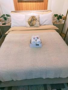 ein Bett mit zwei Handtüchern darüber in der Unterkunft Queen Size Studio in Cebu City in Mandaue City