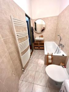 ein Badezimmer mit einer Badewanne, einem WC und einem Waschbecken in der Unterkunft Karlín Apartmán in Prag