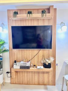 TV a/nebo společenská místnost v ubytování Queen Size Studio in Cebu City