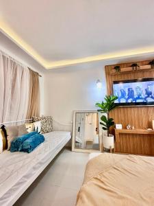 - une chambre avec un grand lit et un miroir dans l'établissement Queen Size Studio in Cebu City, à Mandaue City