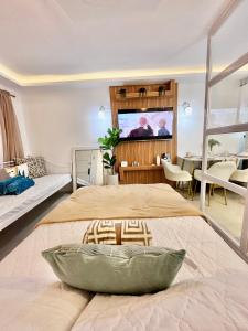 TV a/nebo společenská místnost v ubytování Queen Size Studio in Cebu City