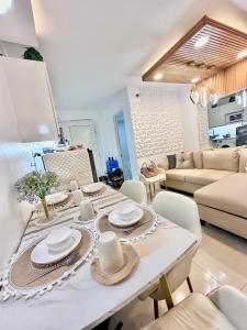 ein Wohnzimmer mit einem Tisch mit Hüten darauf in der Unterkunft Queen Size Studio in Cebu City in Mandaue City