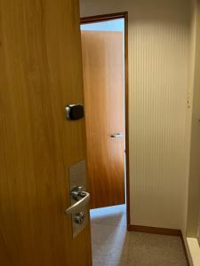 una puerta abierta a un baño con aseo en Court Hotel Fukuoka Tenjin, en Fukuoka