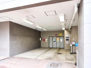 un couloir vide d'un bâtiment avec portes et plafonds dans l'établissement Court Hotel Fukuoka Tenjin, à Fukuoka