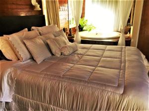 uma cama grande num quarto com uma janela em Cabana dos Sonhos na Serra SC em Rancho Queimado