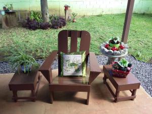 a chair and two chairs and a bowl of fruit at Hostal Puertas De Apaneca in Apaneca