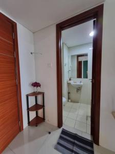 a bathroom with a shower and a toilet and a sink at busy city street in Cihuni