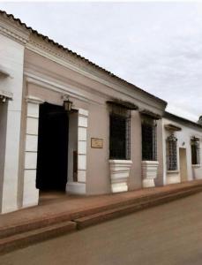 un edificio blanco con una puerta negra en el lateral en Hotel San Andres Mompox, en Mompox