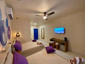 Postel nebo postele na pokoji v ubytování sunsteps purple room
