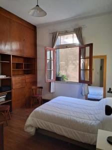 1 dormitorio con cama y ventana en Defensa340 en Buenos Aires
