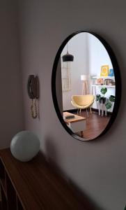 espejo en una habitación con silla y teléfono en Defensa340 en Buenos Aires