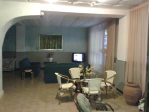 - un salon avec une table et des chaises dans l'établissement Hotel Italia Abbadia, à Abbadia San Salvatore
