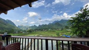 a view from a balcony with mountains in the background at Du Già Lô Lô Homestay in Làng Cac