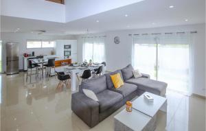 sala de estar con sofá gris y cocina en Awesome Home In Bagnols Sur Cze With Kitchen, en Bagnols-sur-Cèze