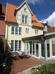 a house with chairs and a table on a patio at Meeresleuchten in Lüneburg