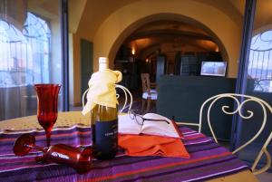 uma garrafa de vinho e um copo sobre uma mesa em Da Tiziana em Imperia
