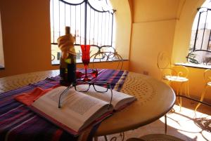 ein Buch und eine Flasche Wein auf dem Tisch in der Unterkunft Da Tiziana in Imperia