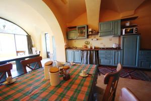 uma cozinha com armários azuis e uma mesa num quarto em Da Tiziana em Imperia