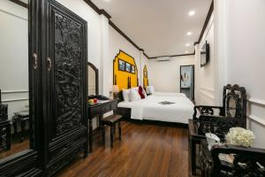 Postel nebo postele na pokoji v ubytování Silk Castle Hotel & Spa - Hanoi Old quarter