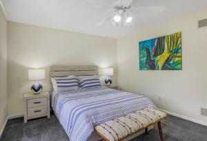 a bedroom with a bed and a painting on the wall at Ultimate Retreat @ Papermill Rd in Newark