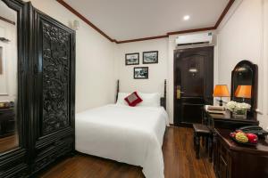 Postel nebo postele na pokoji v ubytování Silk Castle Hotel & Spa - Hanoi Old quarter