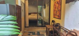 Zimmer mit einem Zimmer mit einem Bett und einem Tisch in der Unterkunft Shanti Lodge Phuket in Chalong 