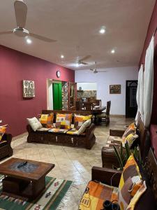 a living room with couches and a table at Finca Oz in Homún