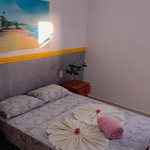 1 dormitorio con 1 cama con 2 almohadas en Casa1 Sua casa de férias perto das praias, en Porto Seguro