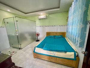 a bedroom with a bed and a shower in it at Nhà Nghỉ Vinh Phú in Vung Tau