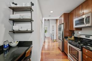 Nhà bếp/bếp nhỏ tại Perfect Location! Stylish Condo Steps Away from Nationals Stadium and Navy Yard in DC's Southwest Gem +16 ảnh
