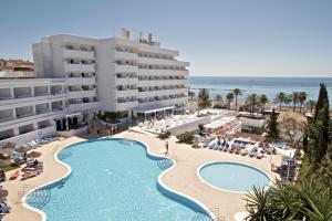 z powietrza widok na hotel i plażę w obiekcie Hotel Palia La Roca w mieście Benalmádena