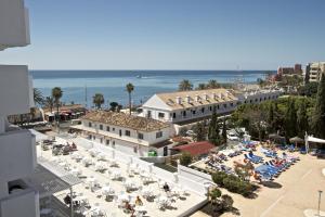 z powietrza widok na hotel i plażę w obiekcie Hotel Palia La Roca w mieście Benalmádena