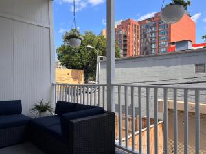 Ban công/sân hiên tại Perfect Location! Stylish Condo Steps Away from Nationals Stadium and Navy Yard in DC's Southwest Gem