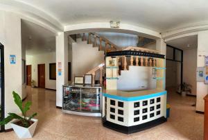 - un bâtiment avec une cuisine intégrée dans le couloir dans l'établissement White Summerville Tourist Inn, à Busuanga